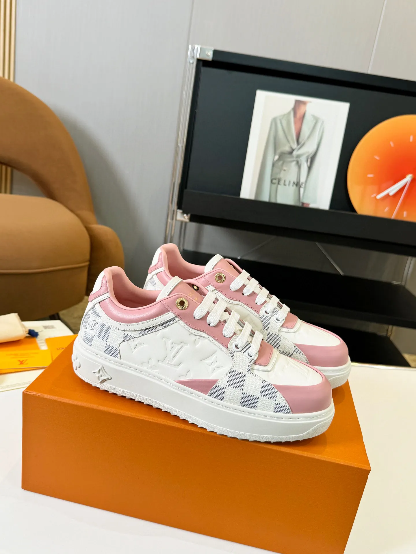 Men's Men's Shoes 💰💰660 Women's LV [Beverly Hills Sports Shoes Series] This Beverly Hills sports shoes are made of grained cow leather with Damier pattern, echoing the current season's leather goods series. The thick rubber outsole is lightweight, and an embossed Louis Vuitton logo adds a branding touch. Padded insole and technical fabric lining enhance comfort.  Detailed Features ♛ Embossed grained cowhide leather ♛ Ultra-lightweight rubber outsole ♛ Louis Vuitton logo on tongue and outsole ♛ Size: 35-40
